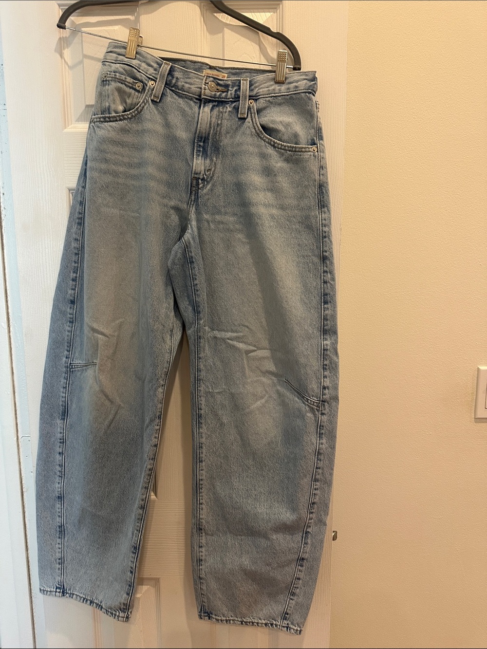 Levi’s Cinch Barrel Jeans - Woman